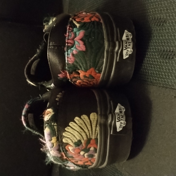 Vans - Picture 7 of 8